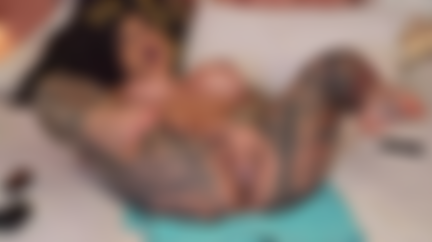 Je baise ma chatte humide et je gicle partout sur