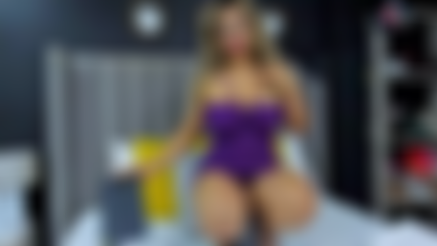 Tu es tellement baisée par moi et mes gros seins ( . ) ( . ) Tu es enchantée par mes grosses cuisses, mon corps sensuel.