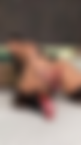 Eine nuttige milf mit riesigem arsch und titten.
