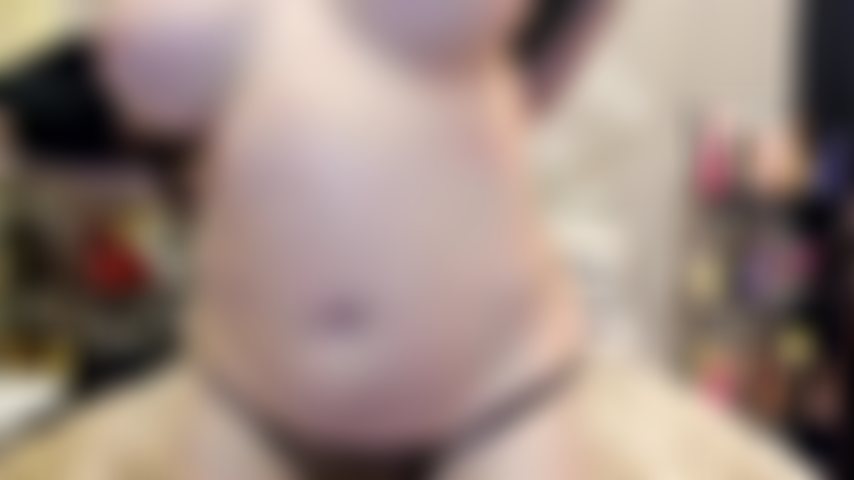 ( Gs.424) GoldieStar si esibisce nel gold show. Roleplay(chiamando per nome tutti i ragazzi nella stanza...) 9 Minuti. Perizoma camo. Reggiseno nero, tette grandi, piedi nudi, schizzi, giochi con la figa, 3 dita, figa aperta, anale, doppia penetrazione, tutti dildo bianchi (16/01/2022).