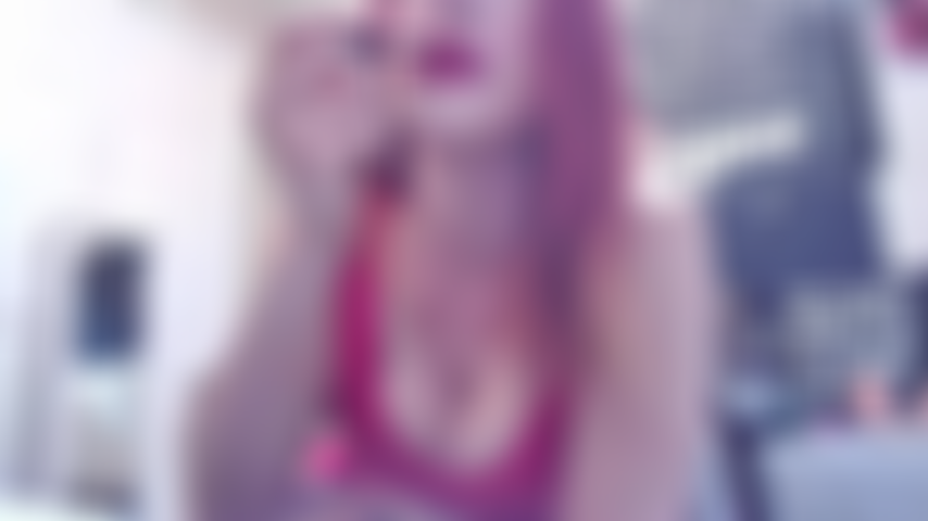 Mistressjenn et sissy partageant un jeu de rôle de bite.