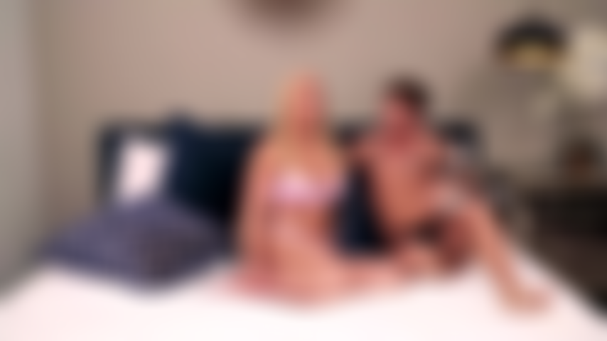 Naughty hearts - die heiße milf mellanie monroe wird während einer live-show von dem jungen hengst jason michaels hart geschlagen.