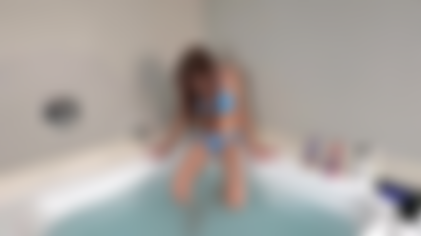 Solo-anal- und muschispiele im whirlpool, einschließlich masturbation mit einem glasspielzeug zum ersten mal.