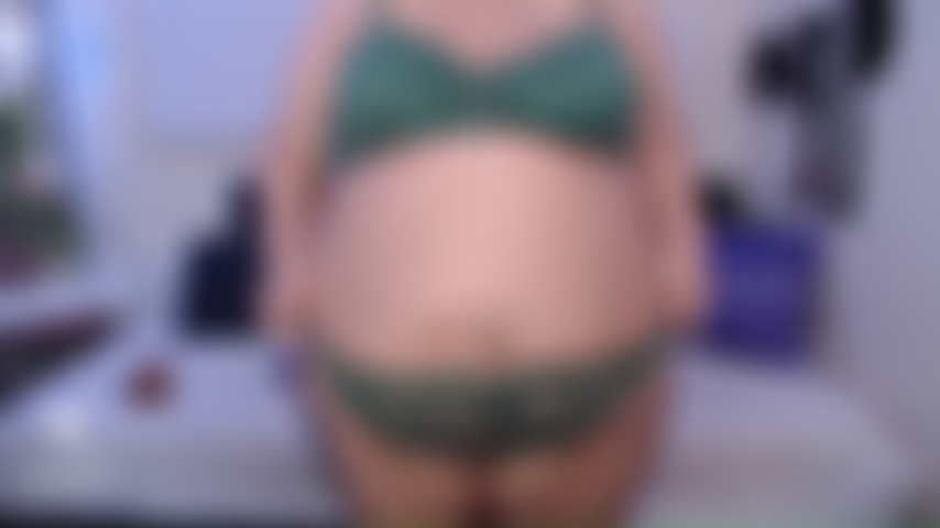 Eine bbw-riesin, deren bauch sich vor der brust ausdehnt.