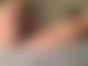 Guardami sdraiarmi e usare il mio giocattolo hitachi nero preferito per farmi venire.